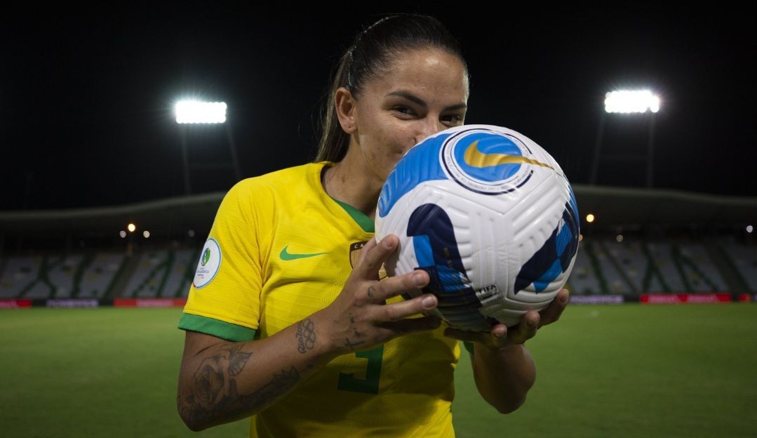 Debinha comemora marca de 50 gols pela seleção brasileira