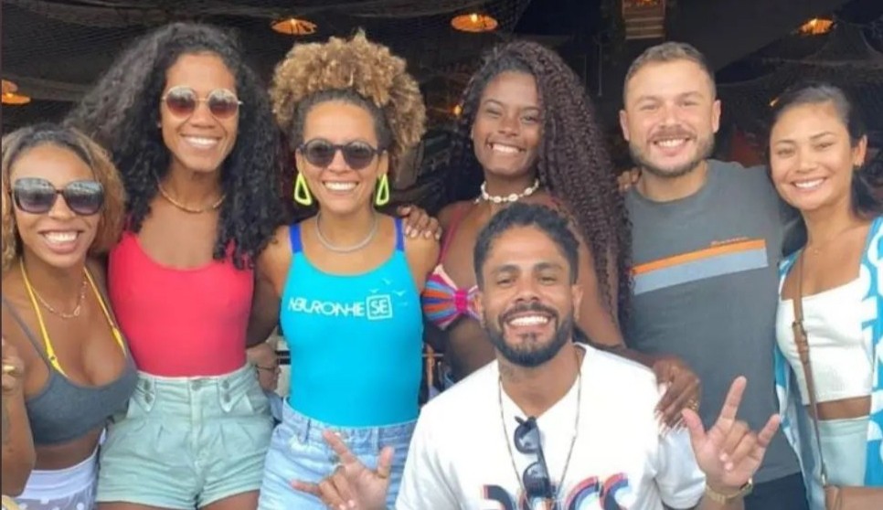 Viegas brinca em restaurante junto do elenco do “No Limite 2022”: “Porçãozinha de olho de cabra”