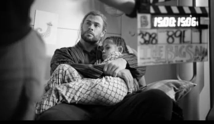 Chris Hemsworth compartilha fotos de sua filha nos sets de ‘Thor’: “Ela é minha super-heroína favorita”