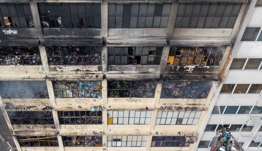 O incêndio no edifício próximo a 25 de Março foi apagado