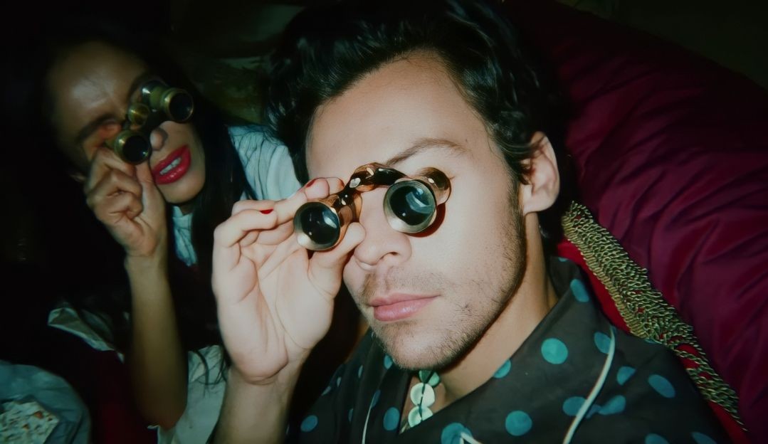 “Late Night Talking”: Harry Styles viaja em diversas camas no clipe do novo single