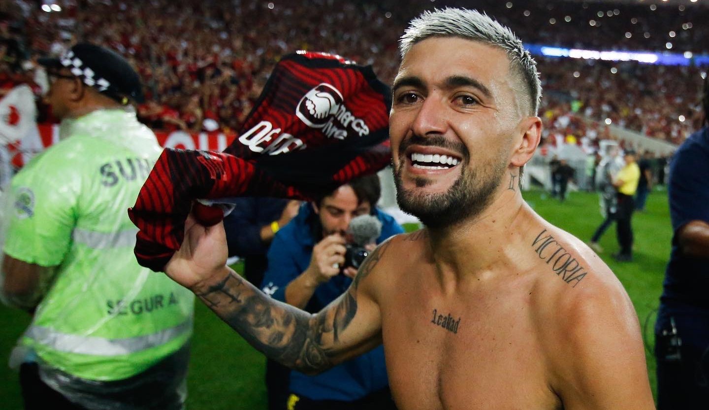 Inferno rubro-negro: Arrascaeta decide e Flamengo avança na Copa do Brasil