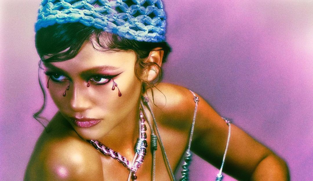 Zendaya brinca em stories sobre pequeno acidente sofrido enquanto cozinha