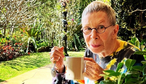 Rita Lee aconselha fã na luta contra o câncer: “Tem que ter coragem”