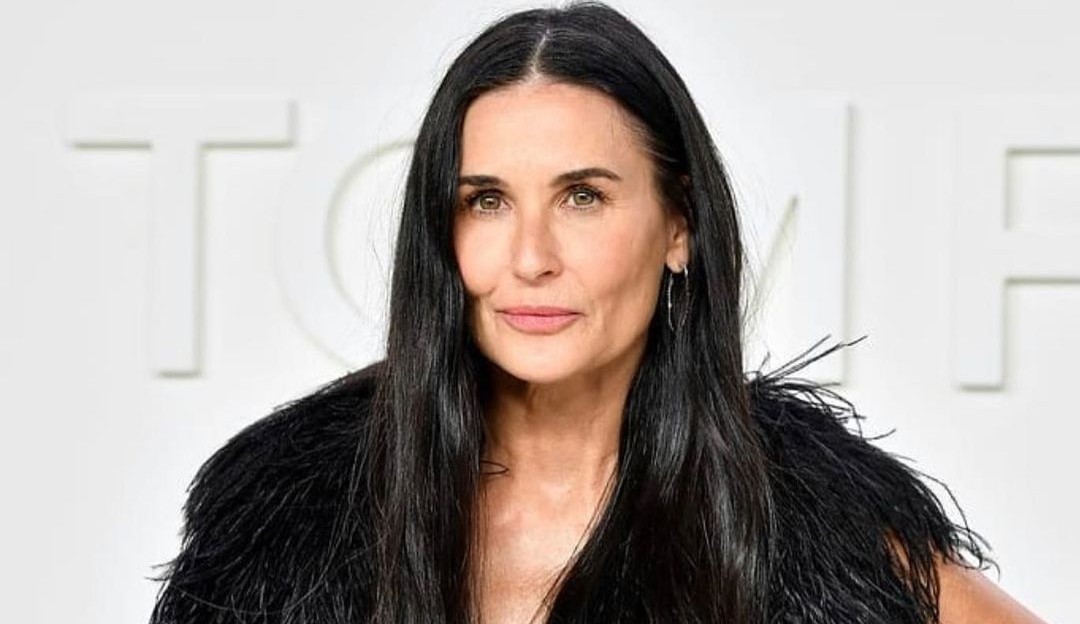 Demi Moore leva cachorro no Museu do Louvre é criticada nas redes sociais