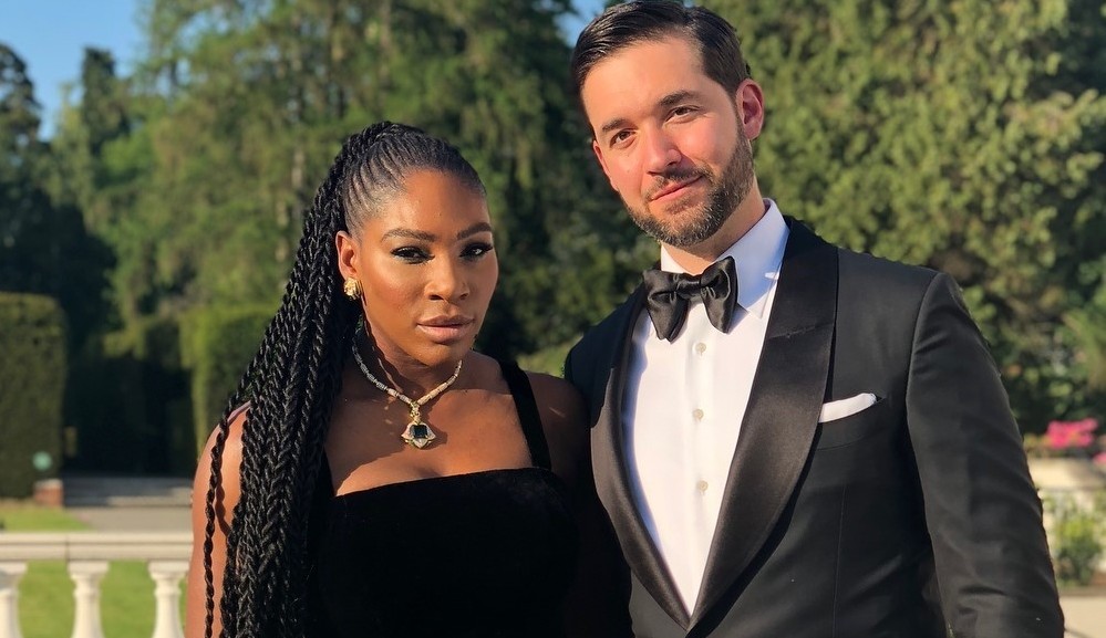 Serena Williams posa com a família em viagem para a Grécia
