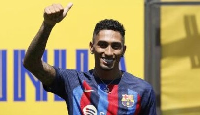 Raphinha é apresentado pelo Barcelona e cita histórico de brasileiros no clube