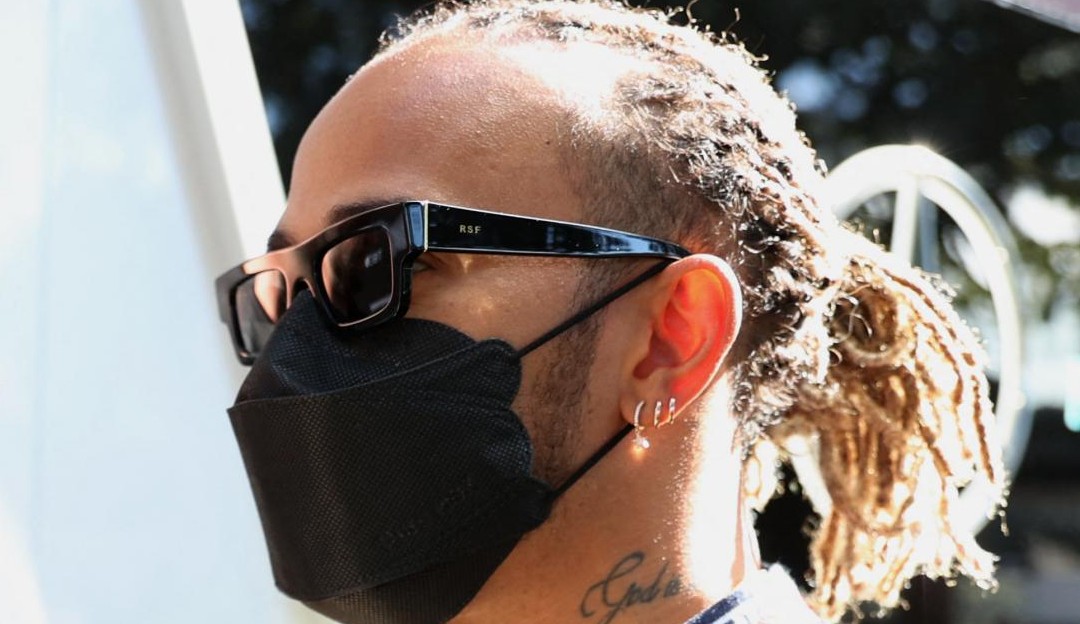 Hamilton volta a usar máscara para se proteger da Covid-19