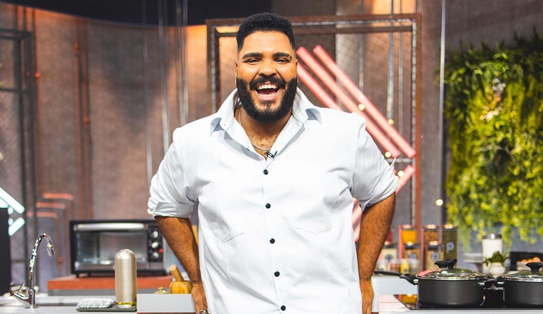 Paulo Vieira participa do “Altas Horas” e diz não ter se acostumado com as críticas