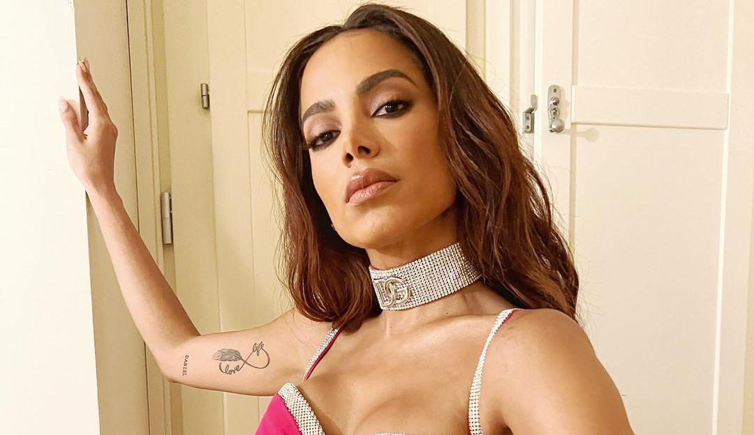Anitta troca figurino de show em menos de 3 minutos