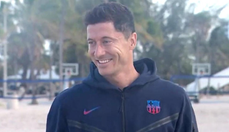 Barcelona confirma a contratação de Lewandowski