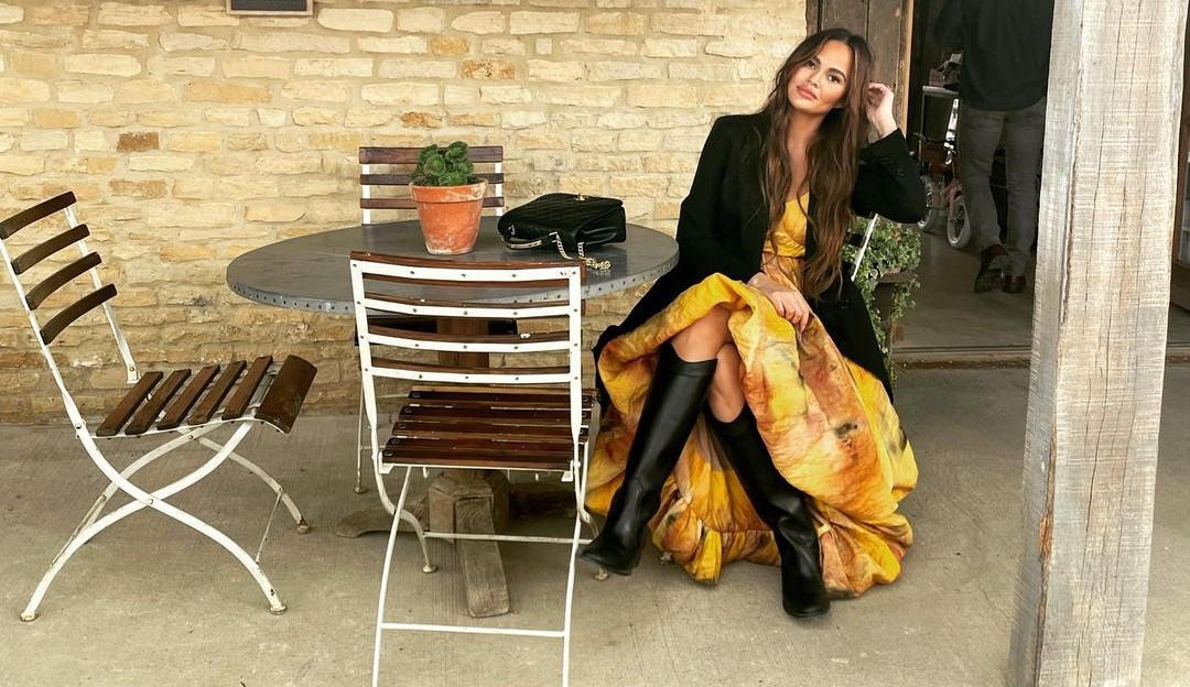 Modelo Chrissy Teigen celebra um ano de sobriedade