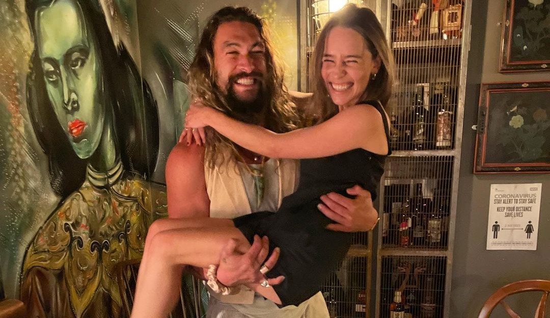 Emília Clarke contou sobre os AVCs que teve: “É notável que eu seja capaz de falar”