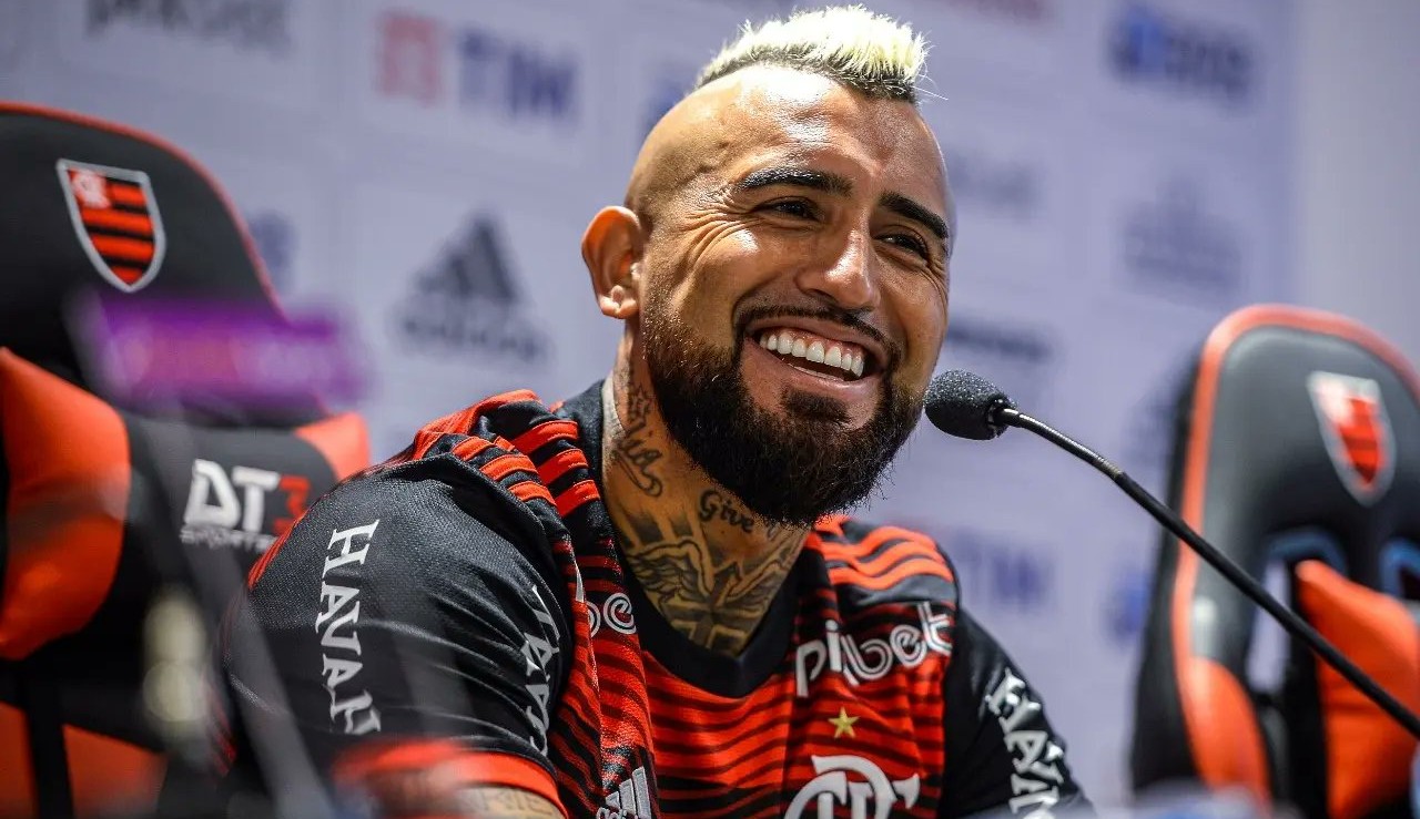 Vidal é apresentado pelo flamengo e rebate críticos: “Se eu quisesse ficar de férias, ficaria no Chile.”