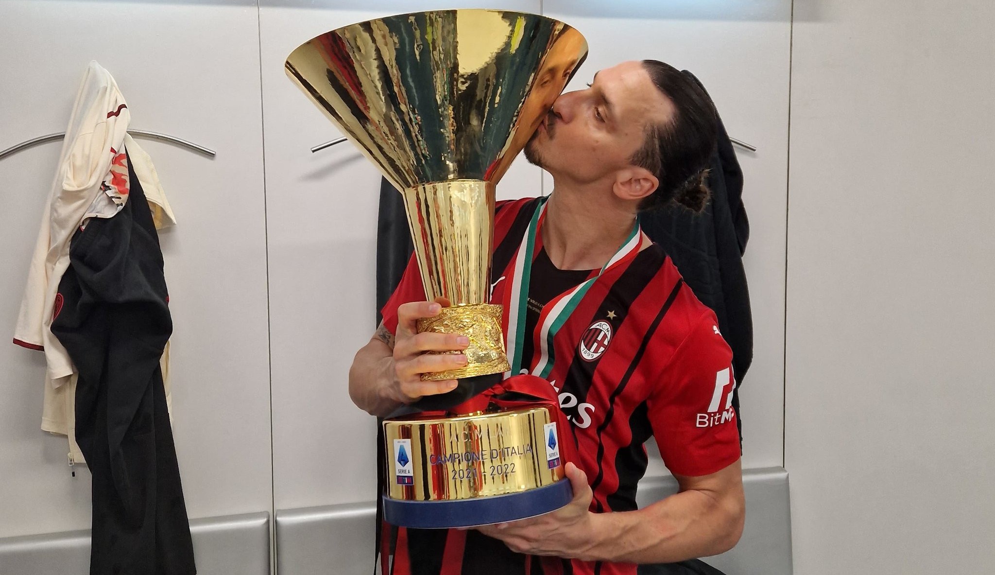 Milan e Ibrahimovic acertam renovação até junho de 2023
