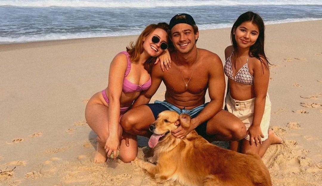 Larissa Manoela e André Luiz compartilham foto em praia no Rio de Janeiro