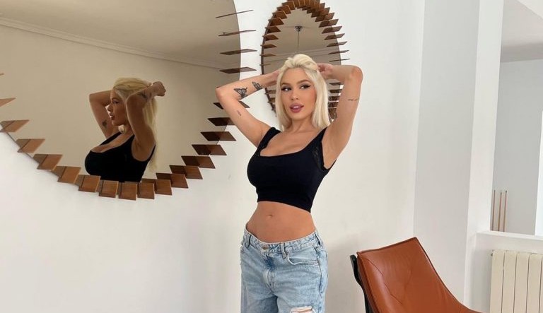 Karoline Lima exibe barriga sarada após dez dia do nascimento de sua filha