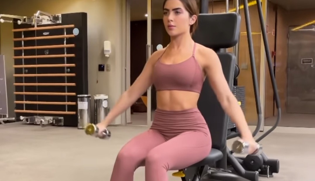 Jade Picon exibe barriga sarada após treino intensivo