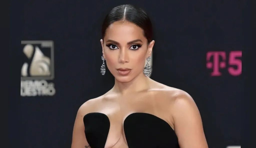 Anitta segue internada e sem previsão de alta