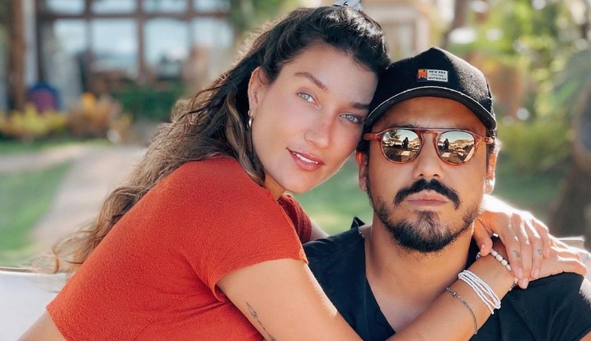 Grávida, Gabriela Pugliesi posa de topless