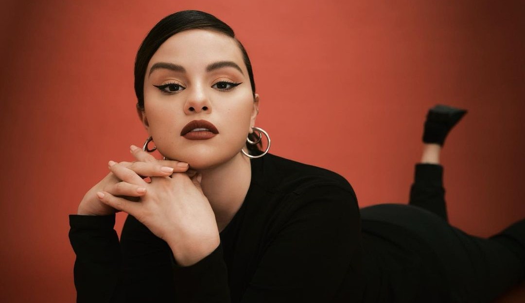 Avó de Selena Gomez revela namorado misterioso da neta