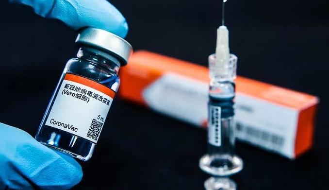 Escassez de Coronavac dificulta a imunização de crianças