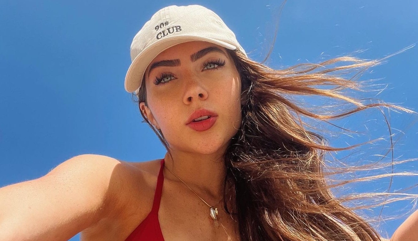 Jade Picon aposta em biquíni asa-delta e fio-dental para curtir dia de sol