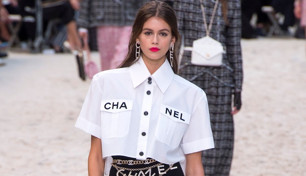 Moda reusada: cinto corrente volta à tona em 2022