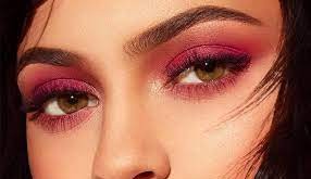 Conheça 2 estilos da Barbiecore na maquiagem