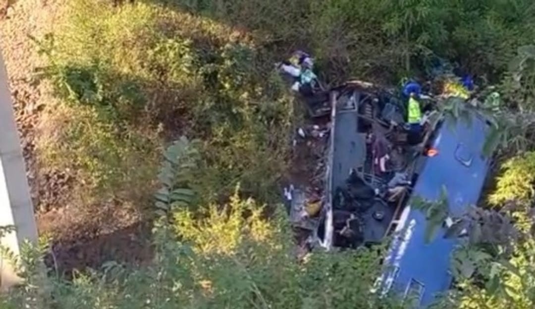 Acidente de ônibus deixa mais de 30 pessoas mortas no Quênia