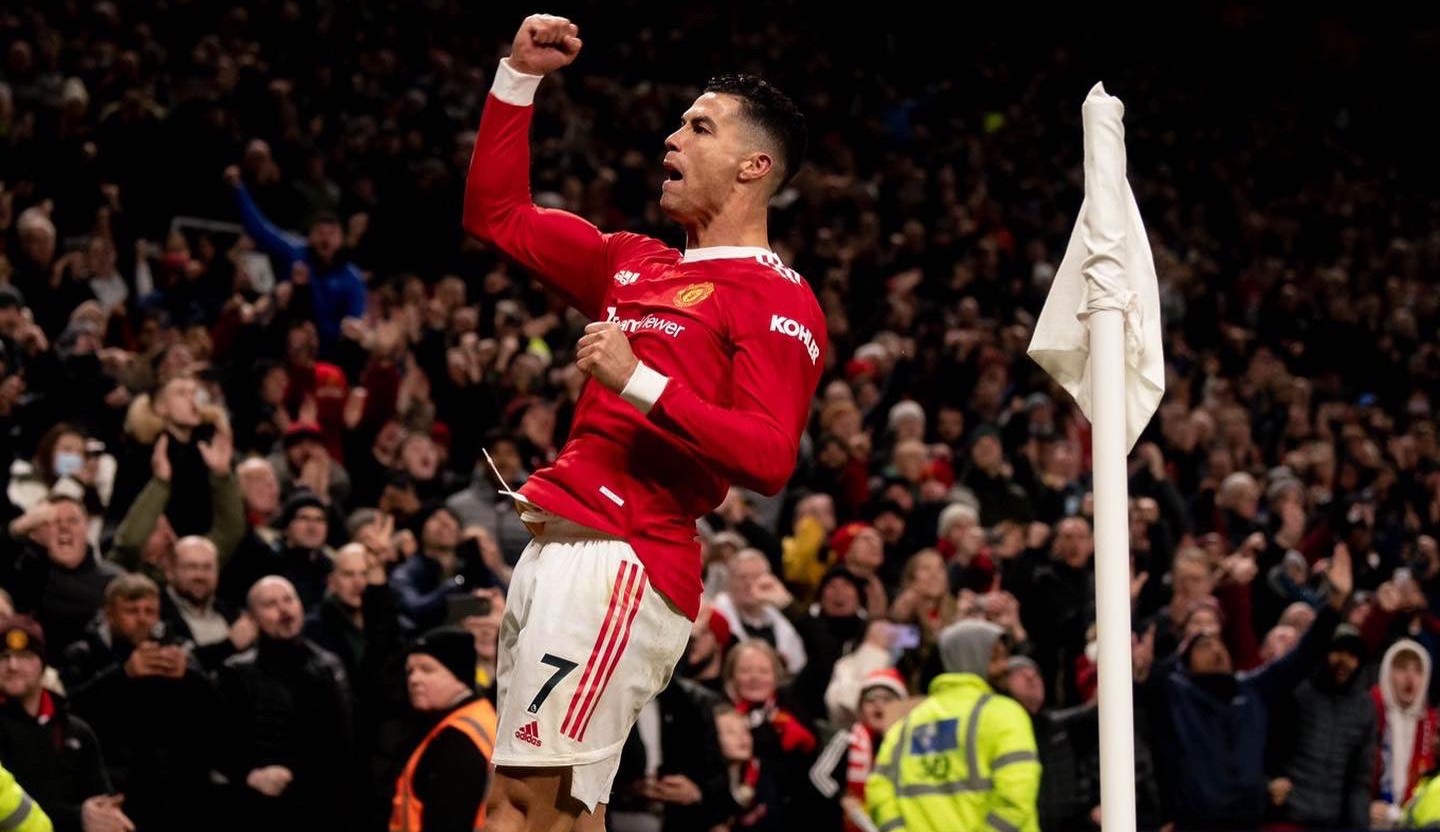 Cristiano Ronaldo volta à Inglaterra para resolver seu futuro com o Manchester United