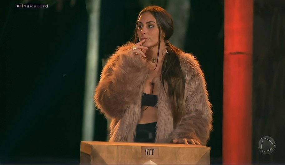 Ilha Record: Stephanie Viegas perde o dente durante festa e vira piada