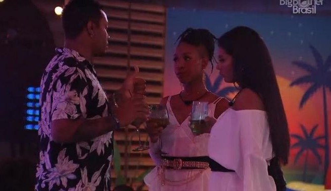 Karol Conká pegou ranço de Viih Tube e dispara: “Já é de maior, então já posso dar uma voadora”