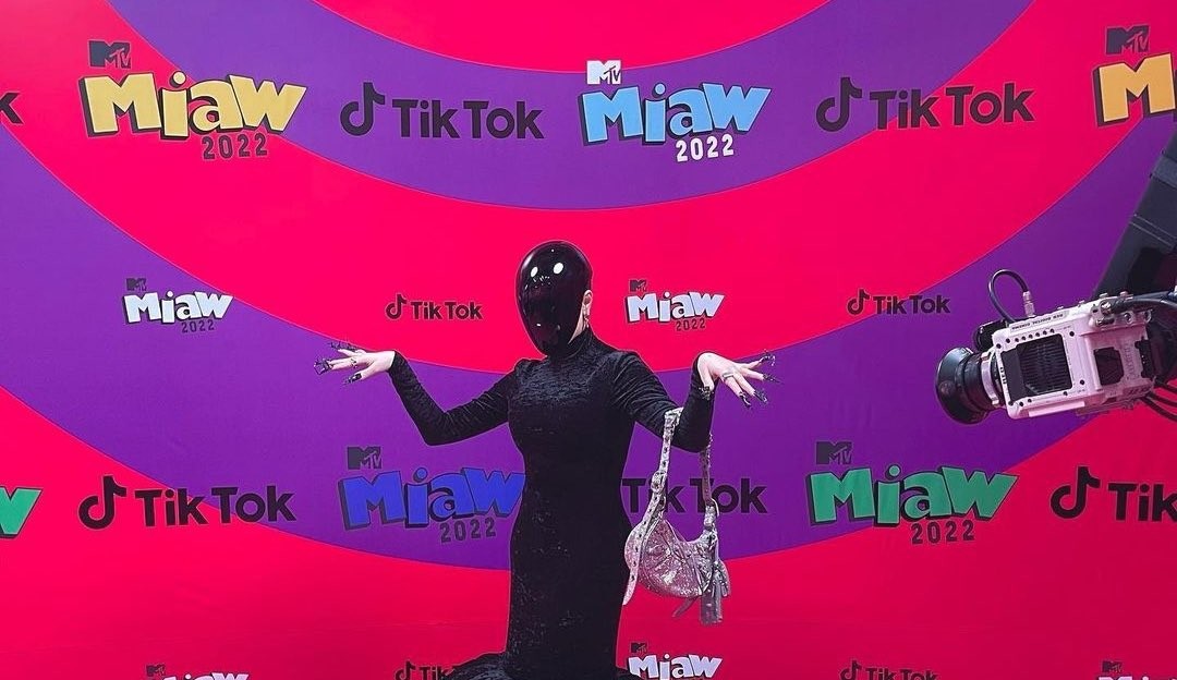 Gkay aposta em look inusitado e chama atenção em premiação