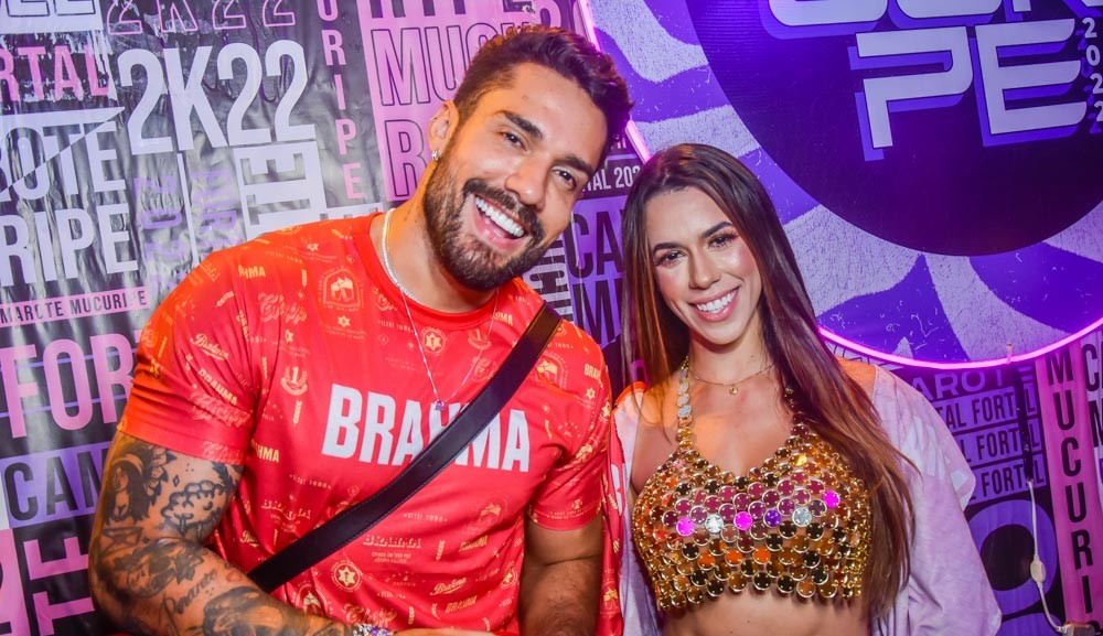 Bil Araújo é visto aos beijos com ex-bbb Larissa Tomásia