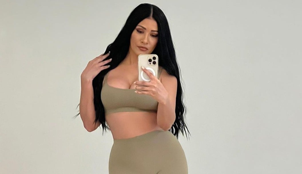 Simaria Mendes faz selfie com roupa justa e curvas amostra