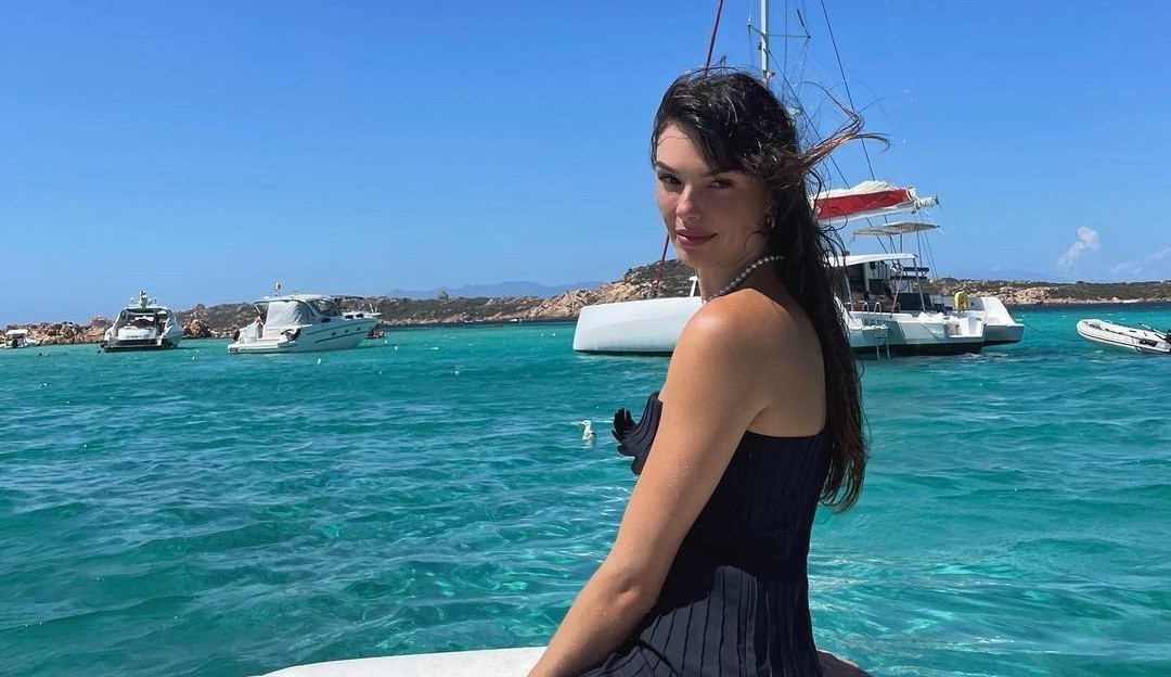 Isis Valverde posta foto de topless em Sardenha