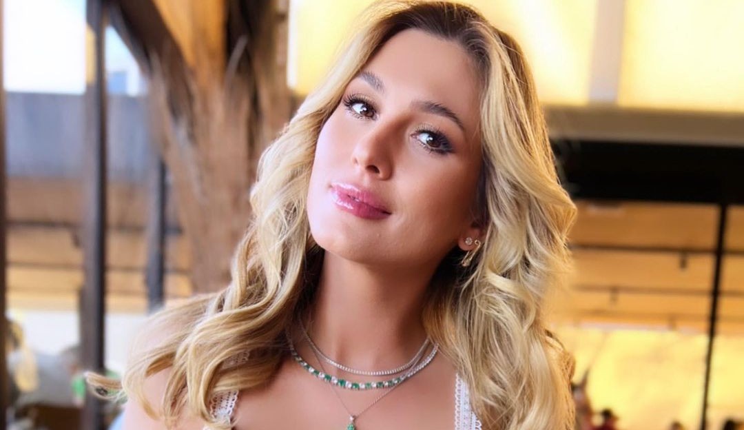 Lívia Andrade posta foto estilo topless nos EUA