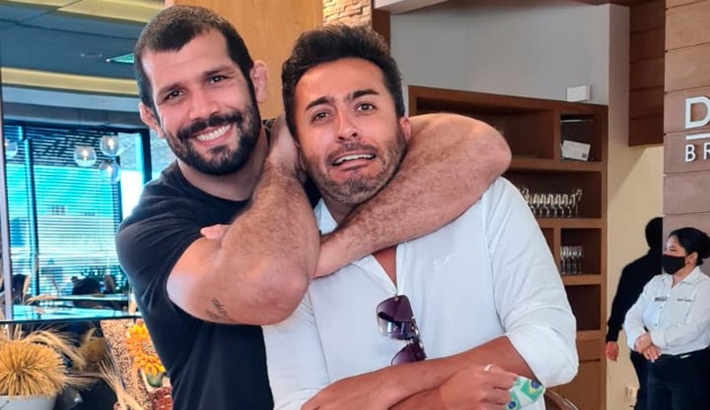 Em Cancún, Rodolfo Vieira, do UFC, dá “mata-leão carinhoso” em Karibe Tarso