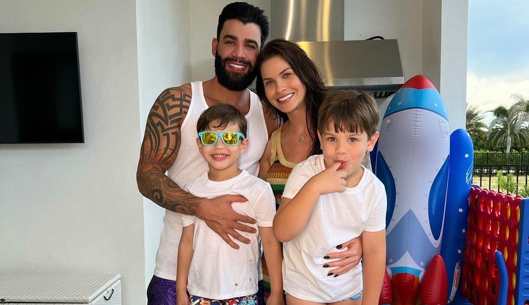 Andressa Suita e Gusttavo Lima compartilham dia em praia de Miami