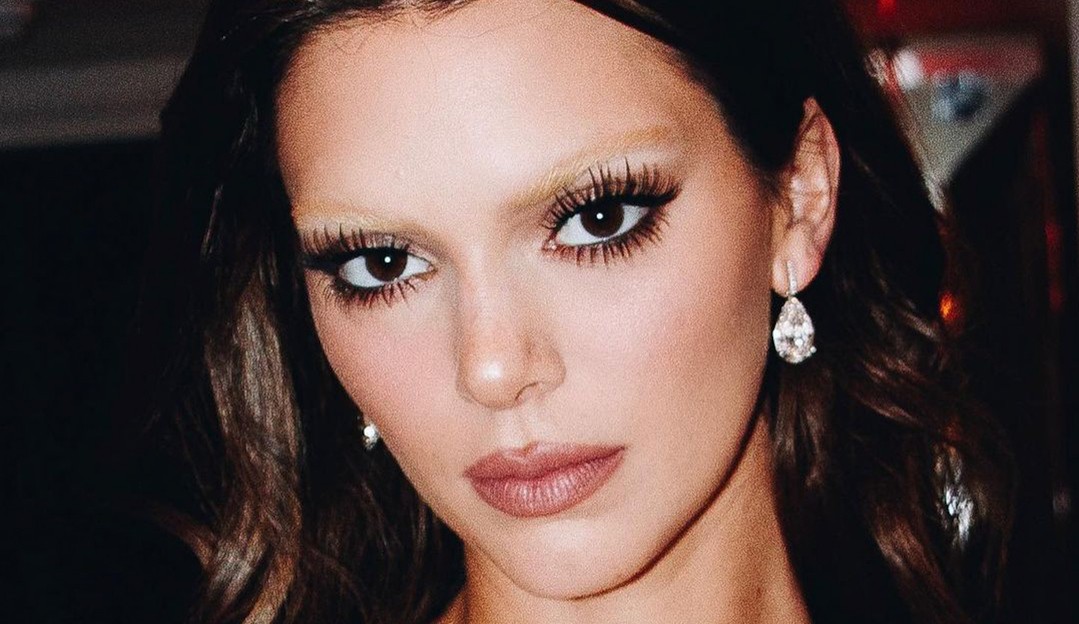 Sobrancelha descolorida é tendência de beleza polêmica da temporada