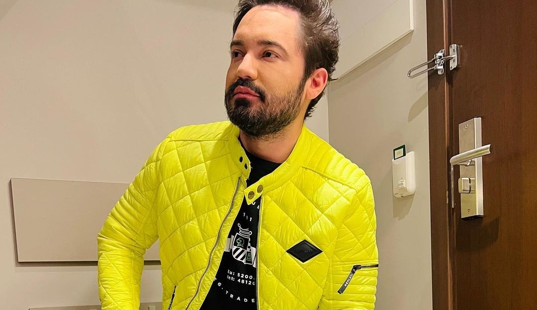 Fernando Zor fica encantado com as rosa vermelhas que ganhou de Maiara