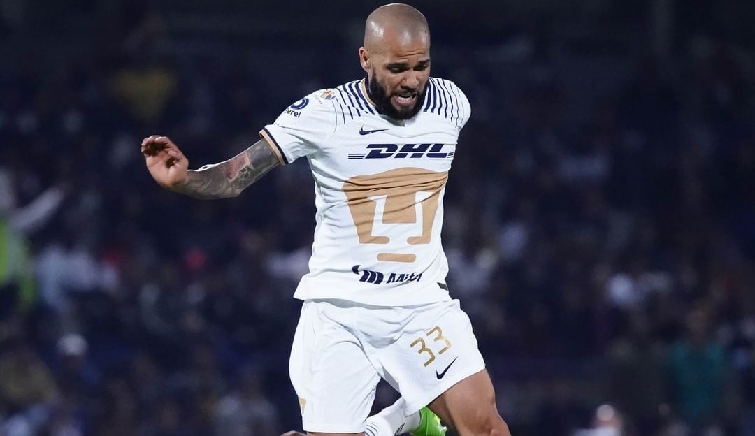 Daniel Alves estreia pelo Pumas dá assistência, mas é cornetado por ex jogador