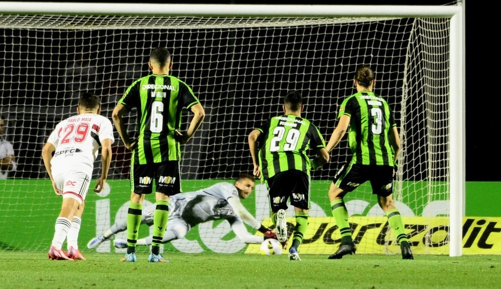 Thiago Couto defende pênalti e São Paulo vence no jogo de ida da Copa do Brasil