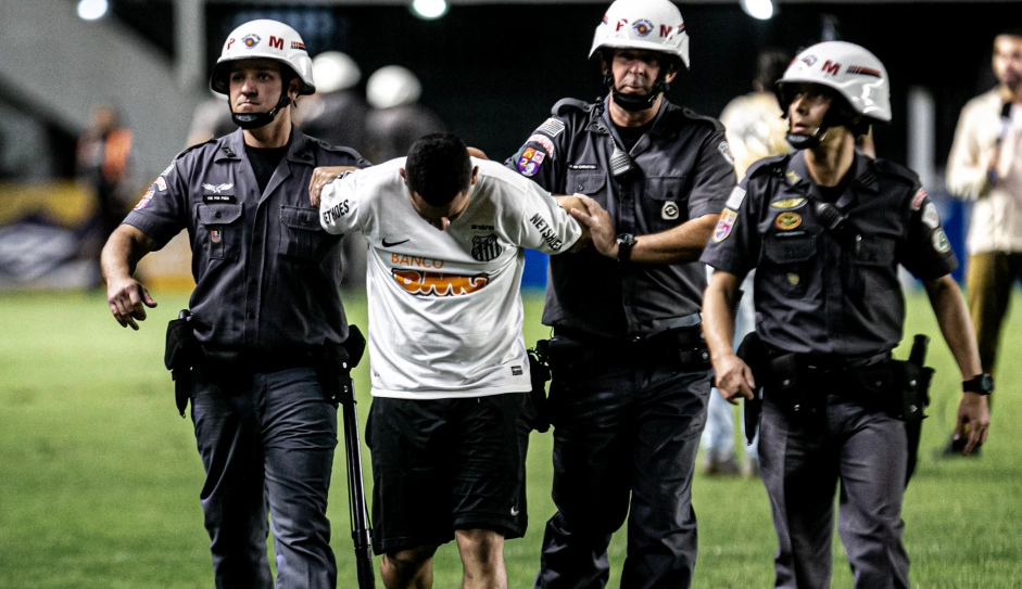 Após invasão de torcedor na Vila Belmiro, Santos é denunciado no STJS