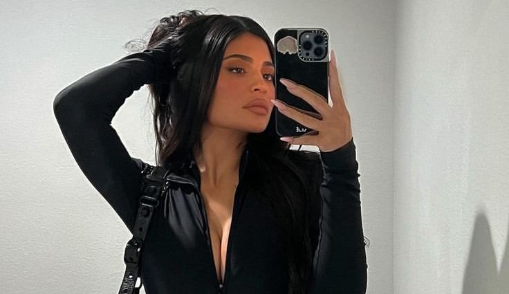 Kylie Jenner nega ter feito cirurgia e cirurgião plástico a desmente