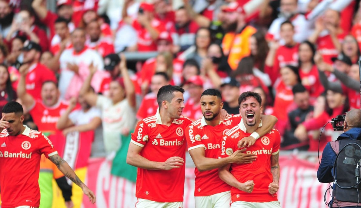 Internacional vence o Atlético Mineiro e embola disputa pelo G4