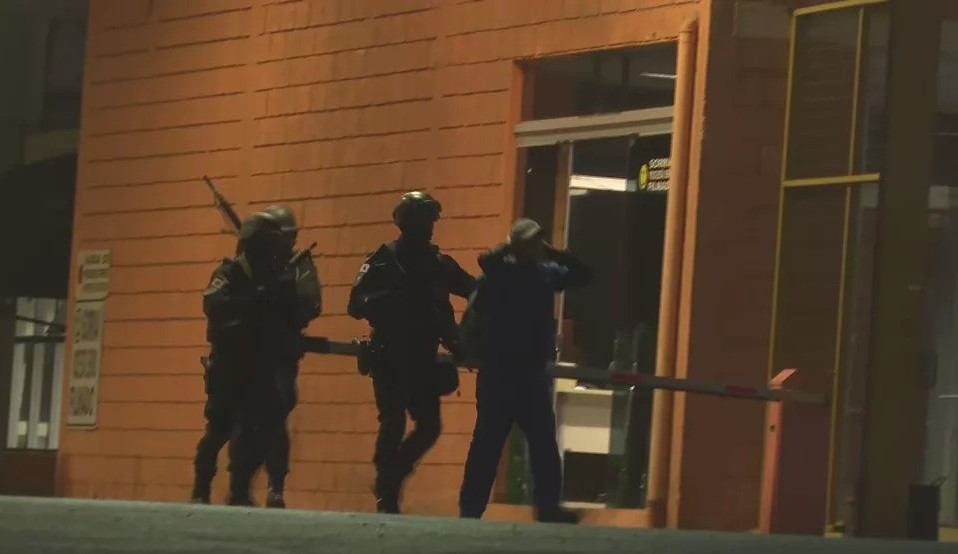 Assaltantes entram em uma empresa de ônibus em BH com fuzis