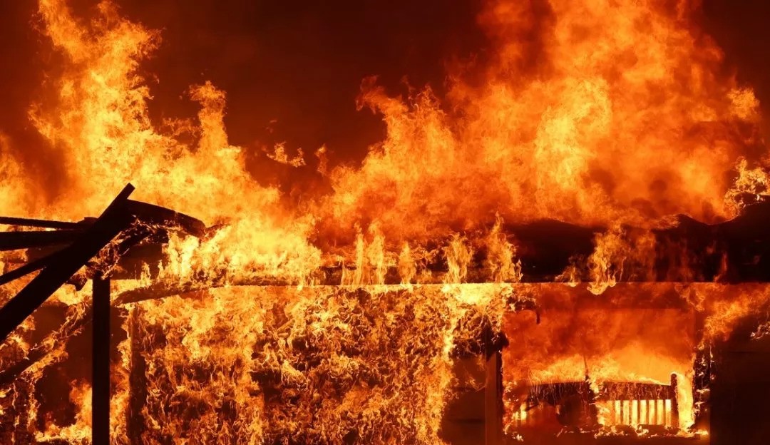 Dois corpos são encontrados no incêndio McKinney na Califórnia