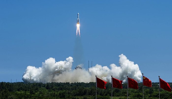 Foguete chinês lançado no dia 24 faz reentrada descontrolada na Terra